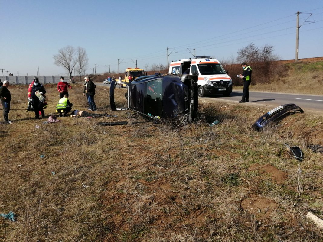 Un mort și doi răniți după ce un autoturism s-a răsturnat la Caracal