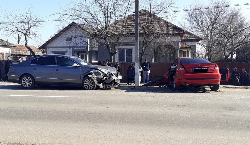 Accident violent între Segarcea şi Cerăt. Trei persoane au fost rănite