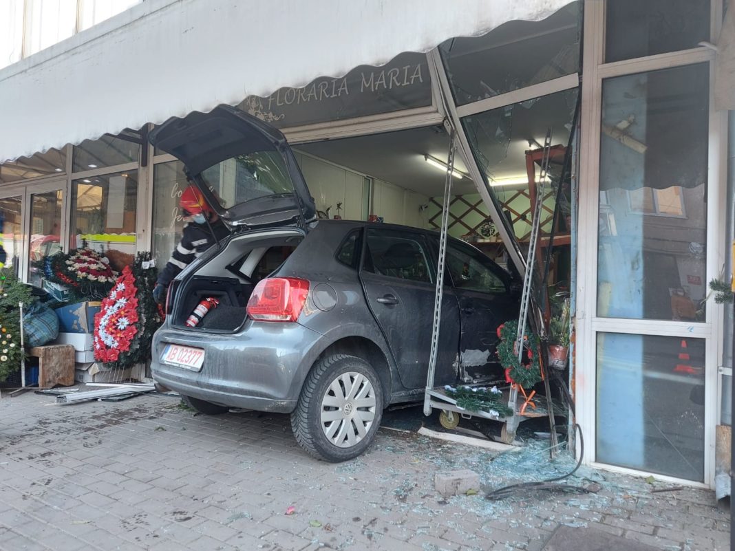 Femeie rănită, după ce o maşină a intrat într-o florărie
