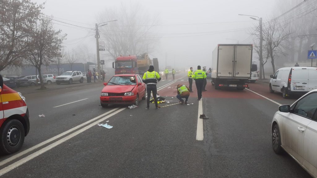 Doi pietoni, spulberaţi pe trecere de un şofer de 19 ani