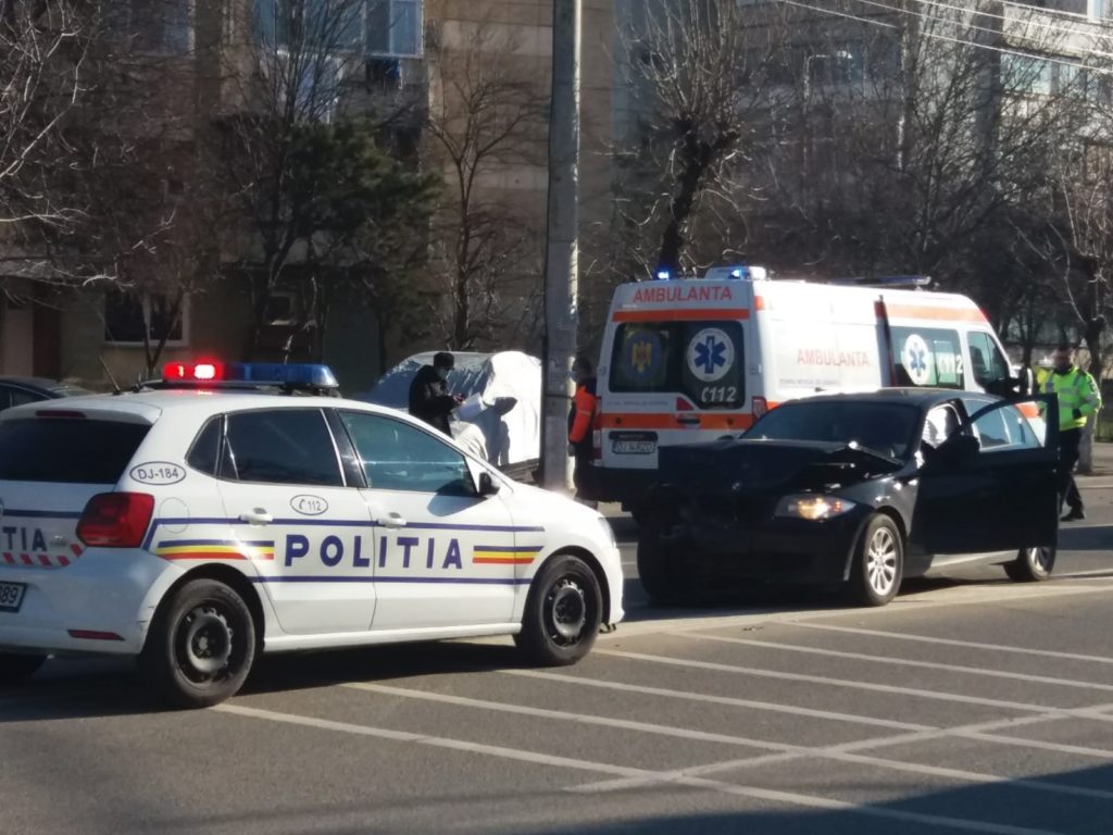 Pieton rănit după impactul dintre două autoturisme