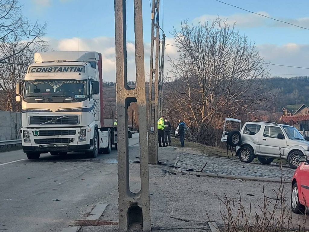 Șofer de 73 de ani, rănit după ce a intrat cu mașina într-o autoutilitară