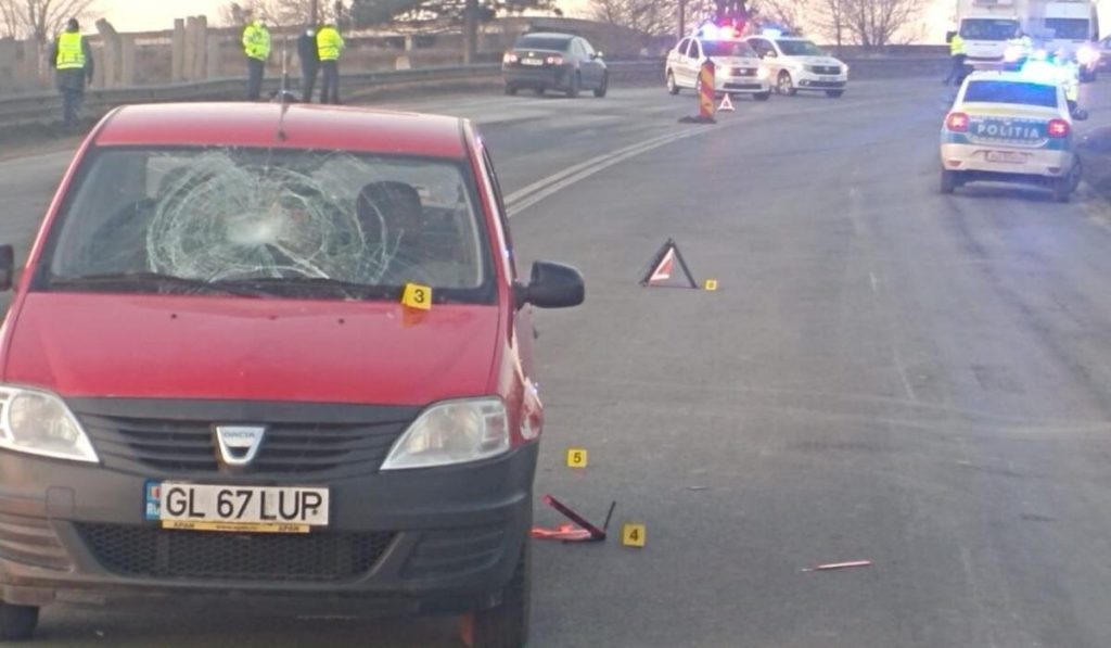 Doi polițiști care dirijau traficul, accidentați de o șoferiță neatentă