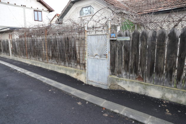 Craiovenii care locuiesc pe Aleea 1 Motru sunt nemulţumiţi de modul cum a fost asfaltată strada