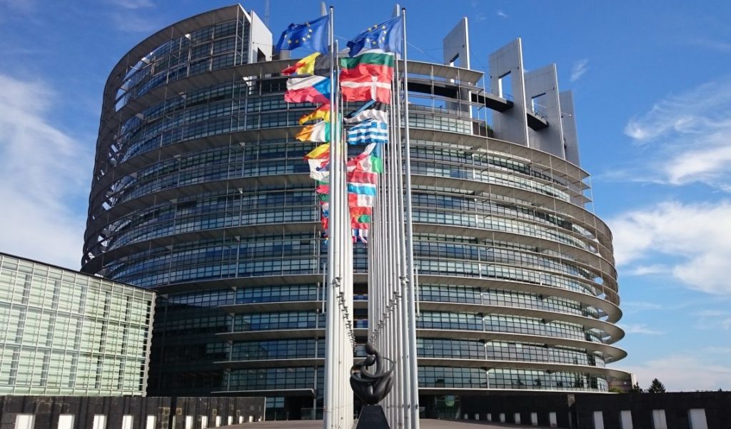 Parlamentul European cere măsuri urgente pentru creșterea producției de vaccinuri