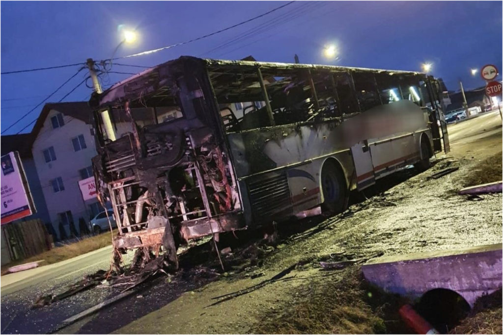 Un autobuz cu 30 de pasageri a luat foc în mers