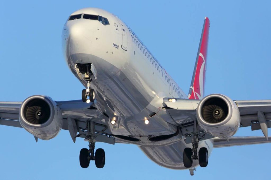Un adolescent a călătorit pe trenul de aterizare al unui avion 8.000 km