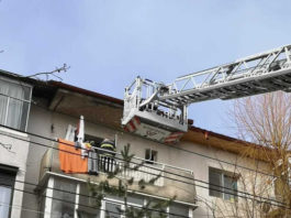 O femeie a fost închisă pe balcon de nepotul de trei ani