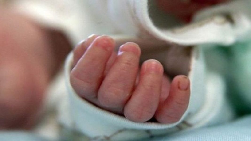 Un bebeluş de o lună din Ghidigeni, judeţul Galaţi, a fost internat în stare gravă la Spitalul de Copii, după ce a fost lovit în cap