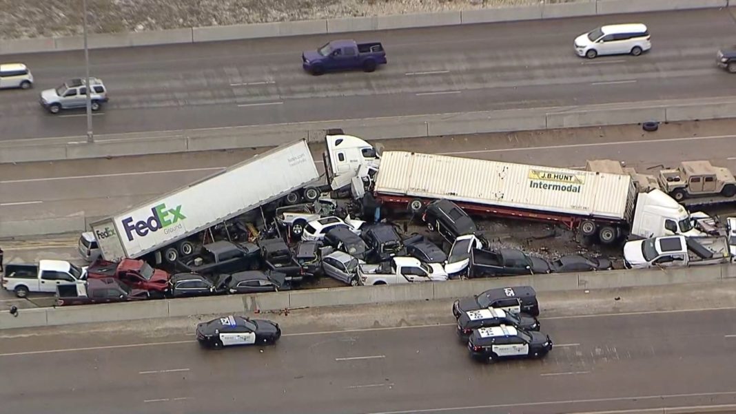 Şase morţi în urma unui accident în lanț cu 130 de mașini, în Texas