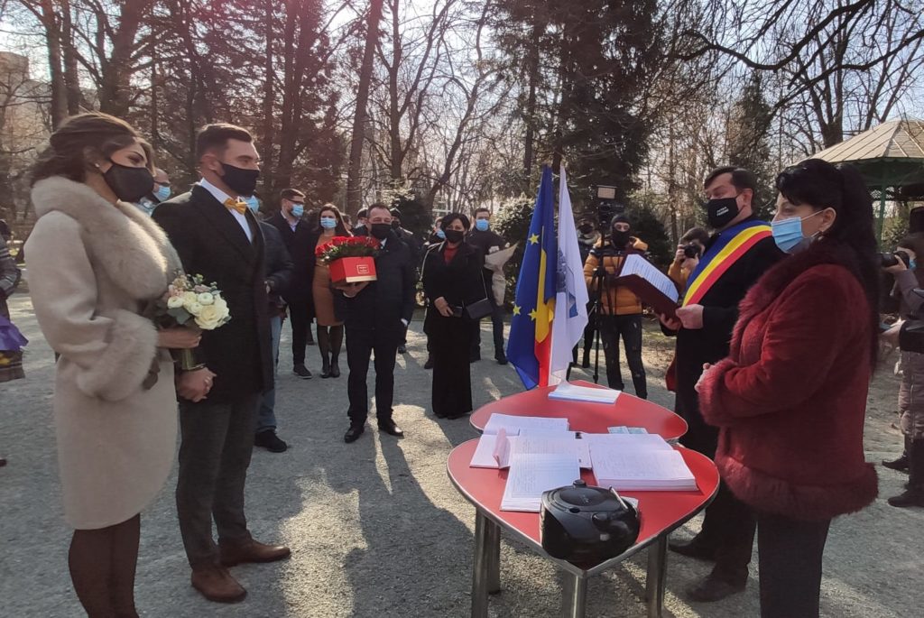 S-au căsătorit la Poarta Sărutului de Sfântul Valentin