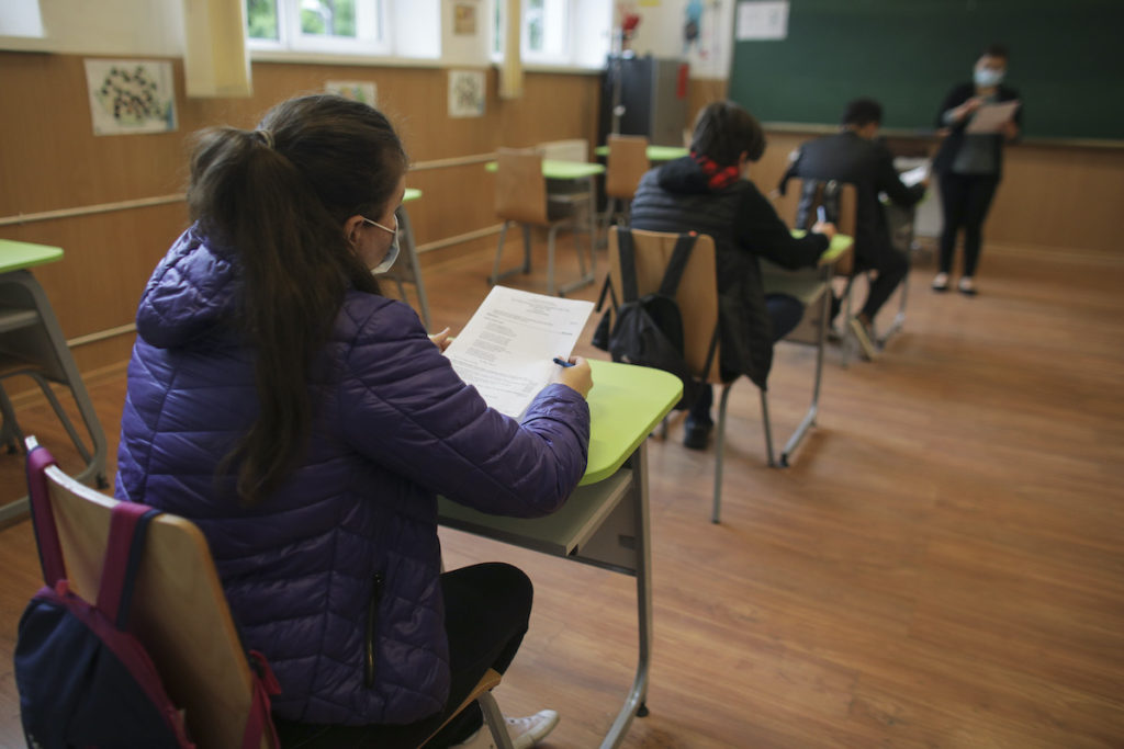 Gorj: Patru cadre didactice și trei elevi, depistați cu Covid