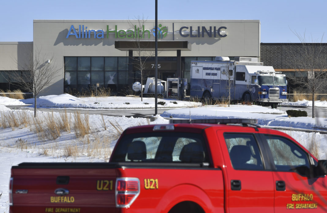 Un mort şi patru răniţi într-un atac armat la o clinică din SUA