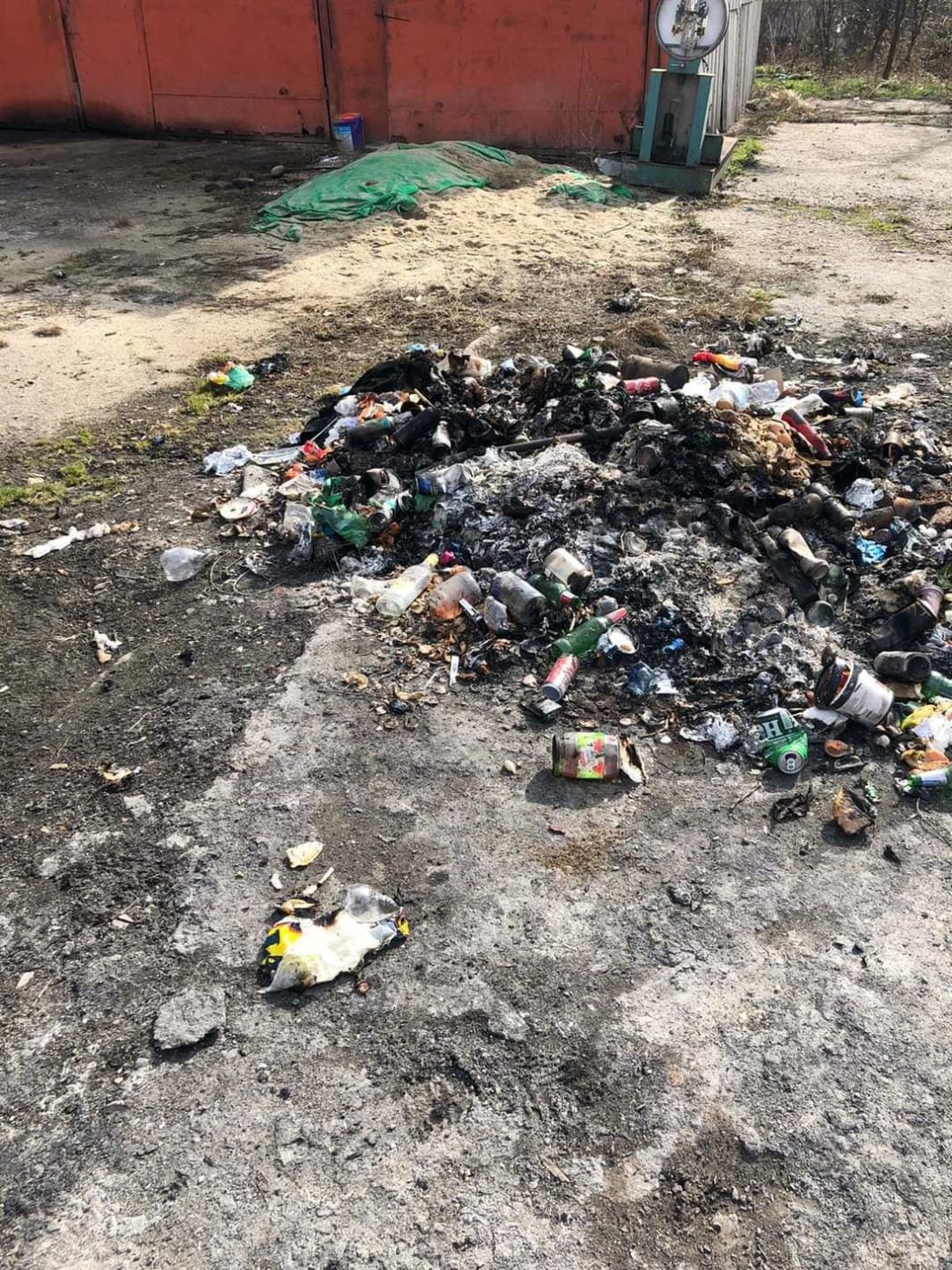 Gorj: Unitate de cazare din Cărbunești, amendată de Garda de Mediu pentru incinerarea de deșeuri
