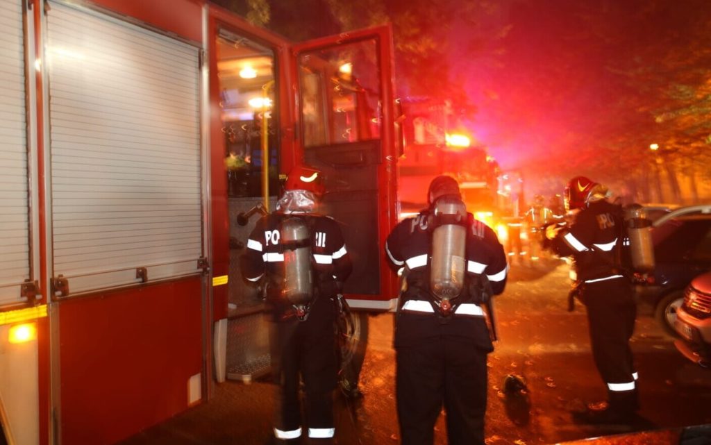 Explozie la un imobil din Timișoara. Un bărbat, blocat sub dărâmături
