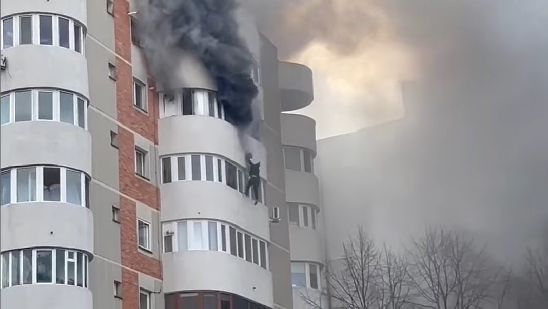 Femeia care sărit de la etaj pentru a se salva din incendiu a murit
