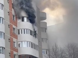 Femeia care sărit de la etaj pentru a se salva din incendiu a murit