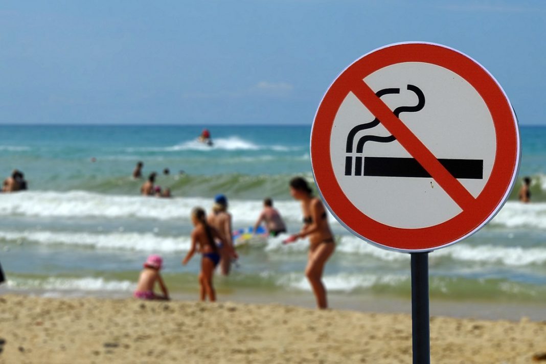 Oraşul spaniol Barcelona interzice fumatul pe plaje