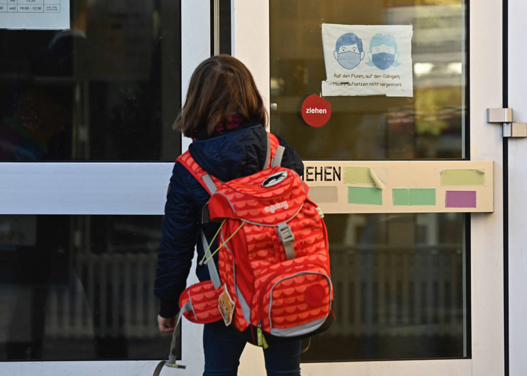 Elevii germani pot repeta anul şcolar afectat de pandemie