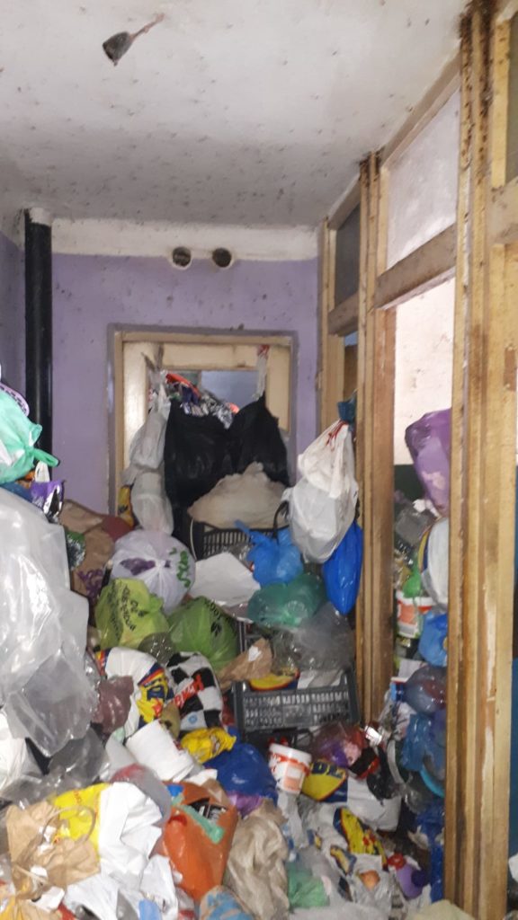 Femeia care și-a umplut casa cu gunoi nu poate fi ajutată