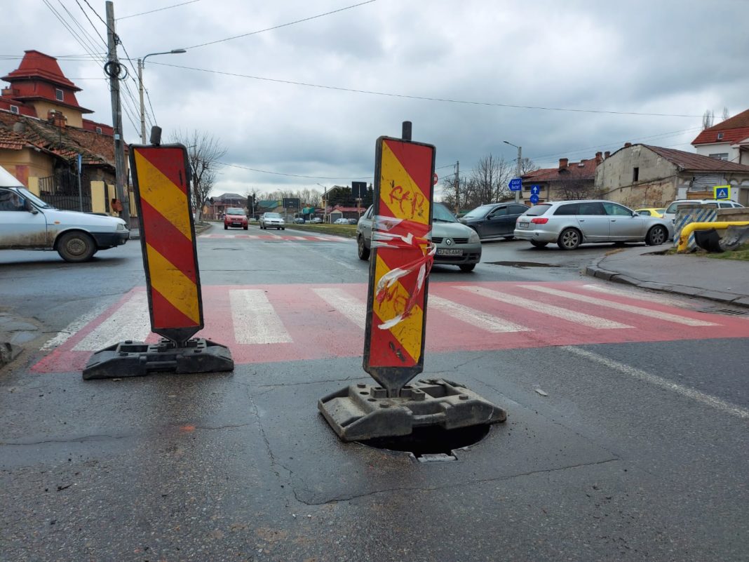 Strada Râului a devenit din nou un pericol pentru şoferi, din cauza gurilor de canal descoperite sau distruse