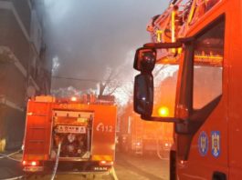 28 de locatari evacuaţi, după ce un bărbat şi-a incendiat a patra oară locuinţa