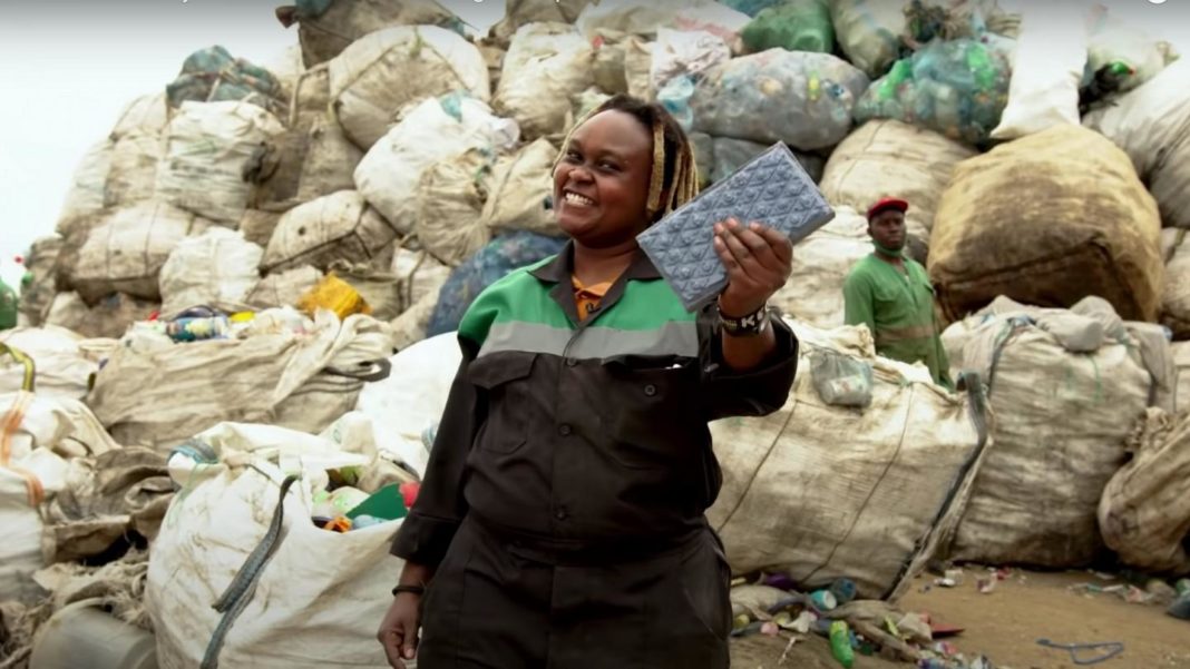 O ingineră din Kenya a inventat cărămizile din plastic reciclat