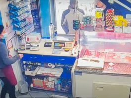 O vânzătoare a fost amenințată cu pistolul pentru două iaurturi