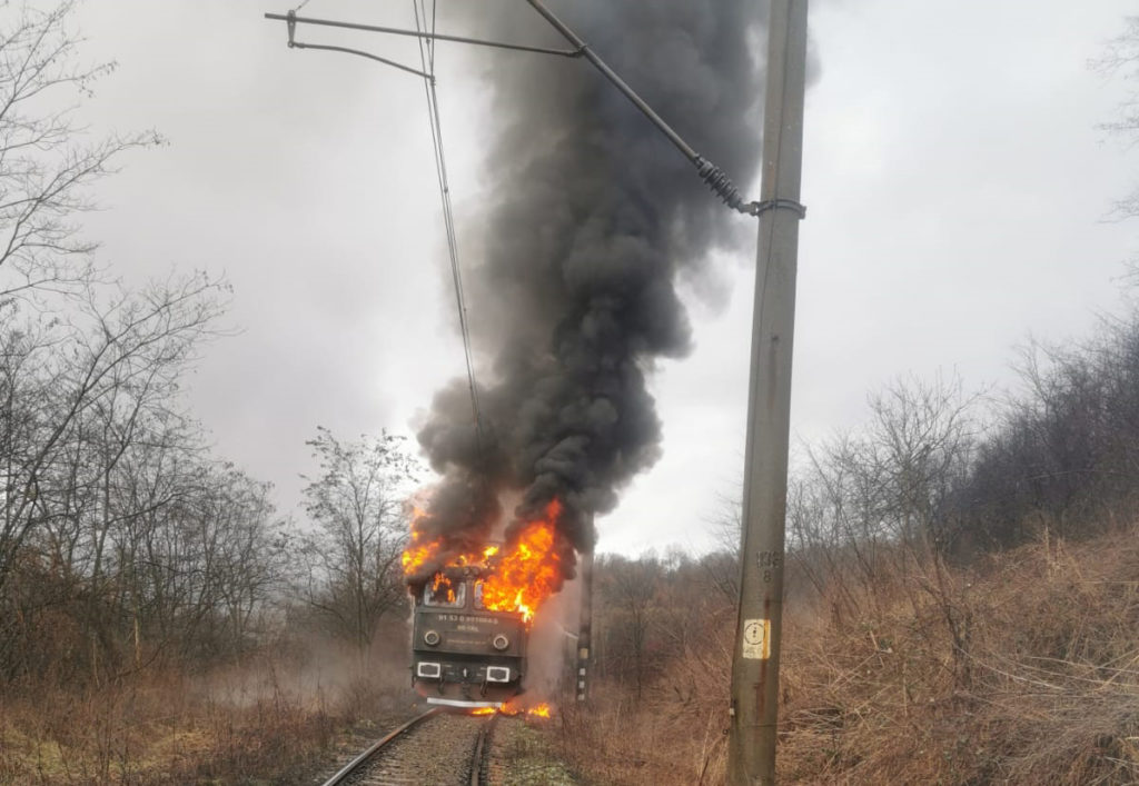 Locomotiva unui tren de marfă a luat foc