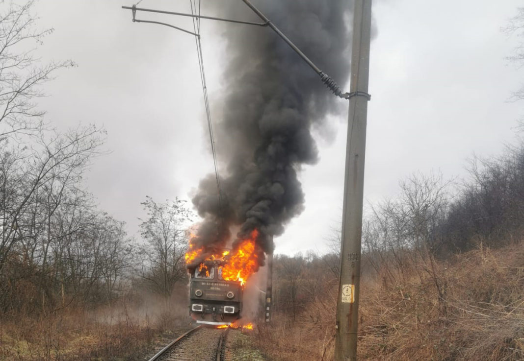 O locomotivă a luat foc în stația CFR Podari