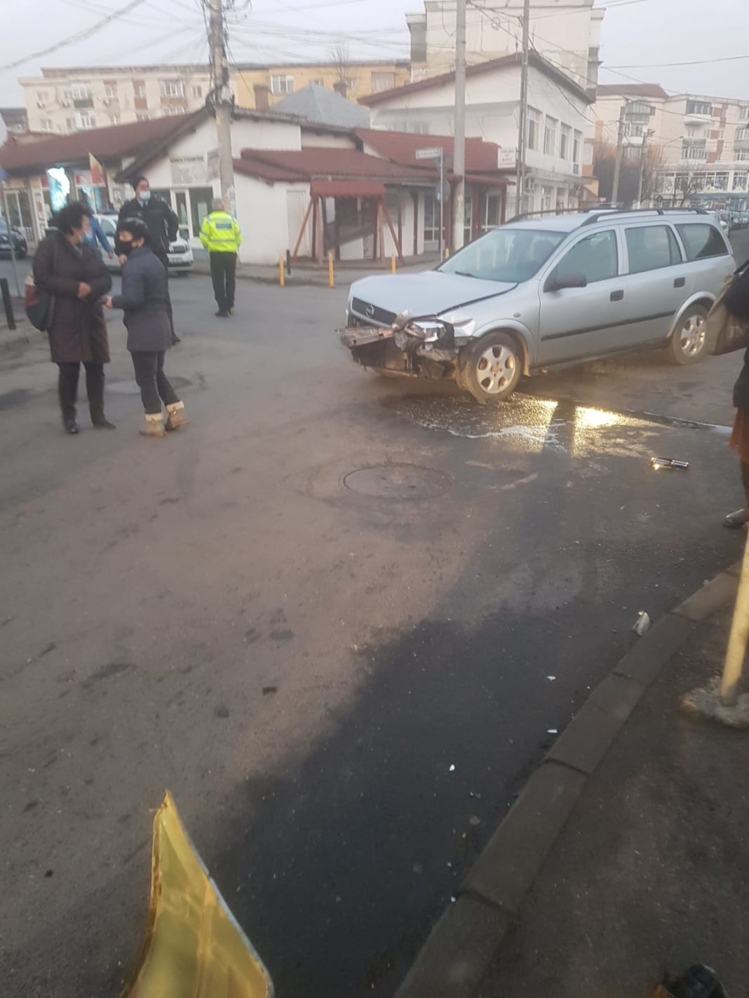 O autospecială de poliție în care se aflau un polițist rutier și unul local a fost lovită duminică seară de o mașină