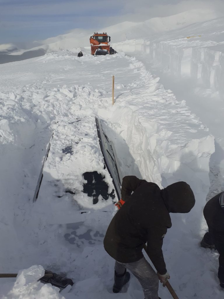 VIDEO: Mașini îngropate complet în zăpadă, la Rânca