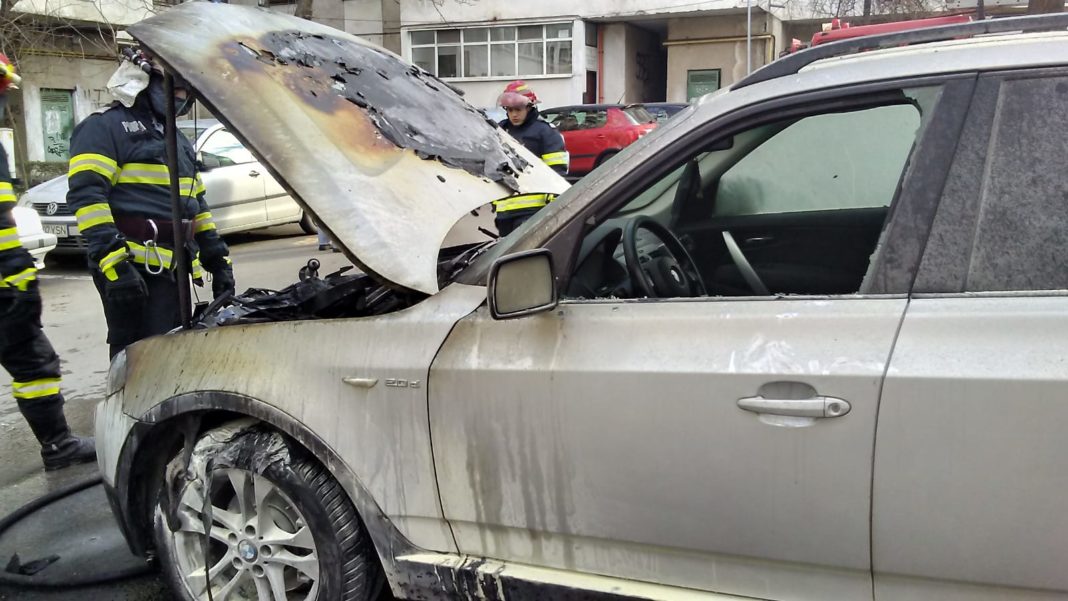 Autoturism cuprins de flăcări în centrul Craiovei