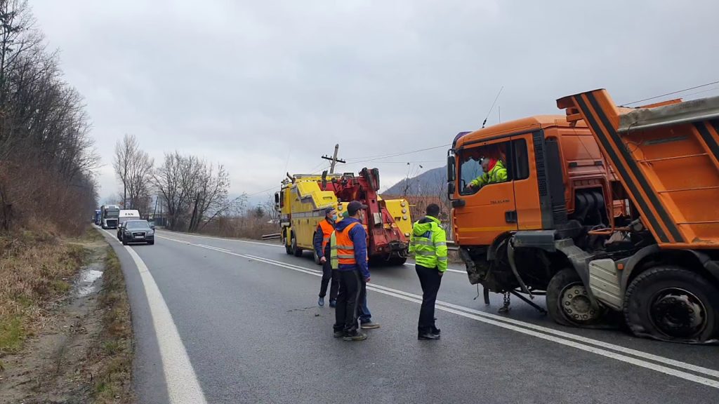 Vâlcea: Circulația oprită pe DN7