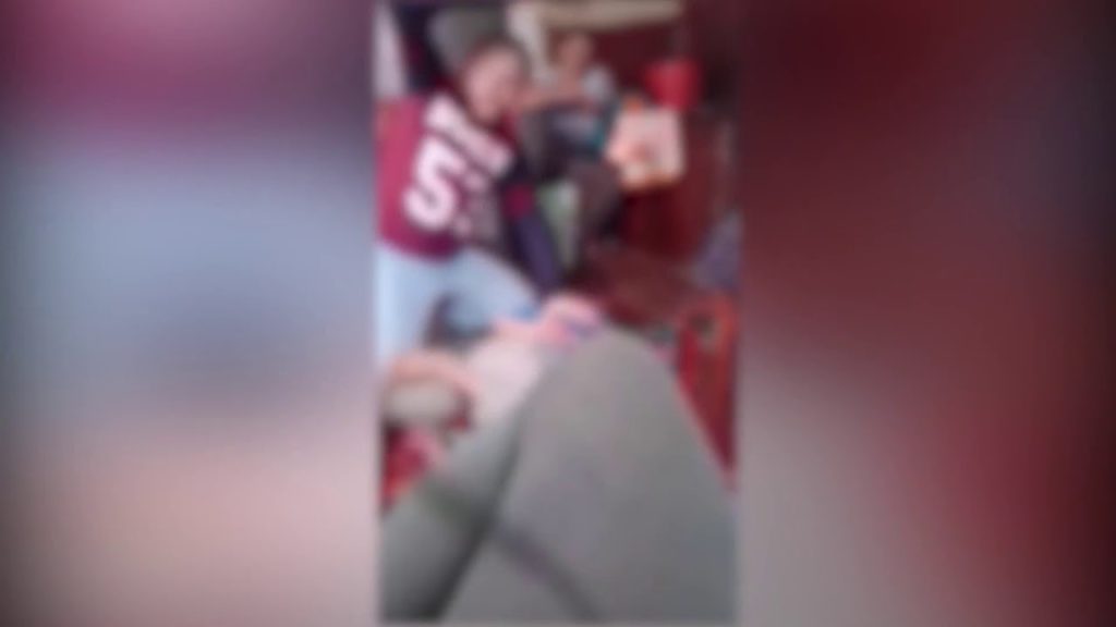 Își bate copilul de 7 ani cu o cruzime de neimaginat