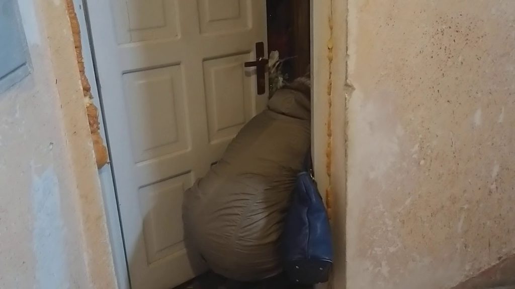 Şi-a umplut garsoniera cu gunoi până în tavan