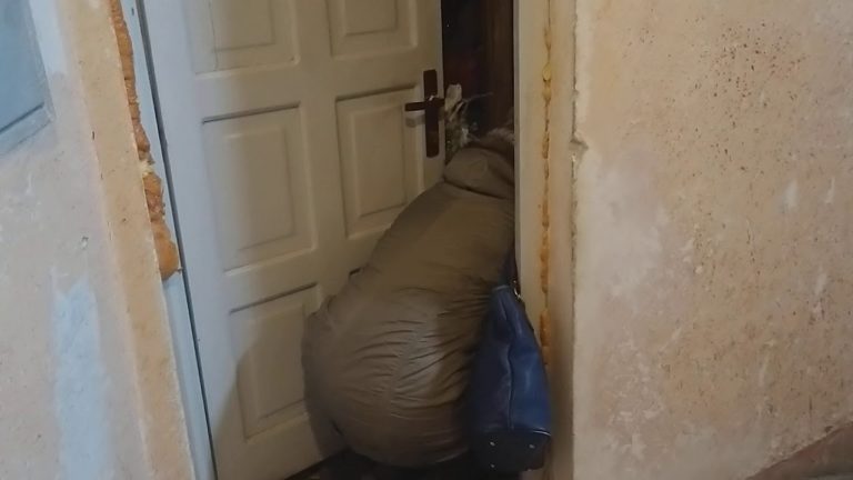 Şi-a umplut garsoniera cu gunoi până în tavan