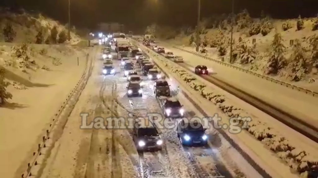MAE: Circulaţia rutieră pe autostrada Lamia-Atena, interzisă de marţi seara