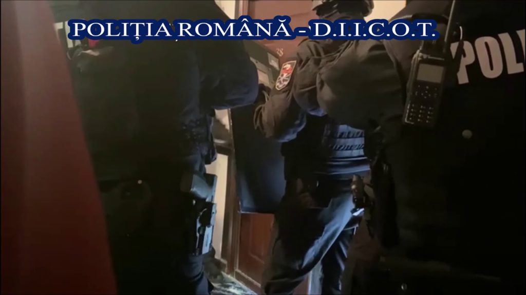 Vâlcea: Cercetaţi pentru trafic de persoane, de minori, proxenetism