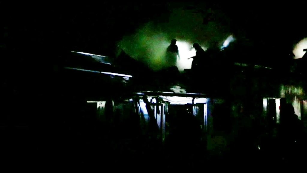 Video Incendiu în toiul nopții. Pompierii s-au luptat mai bine de trei ore