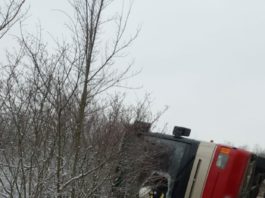 Pe DN 57 Oravița – Morovița un autobuz a derapat și s-a răsturnat în șanț