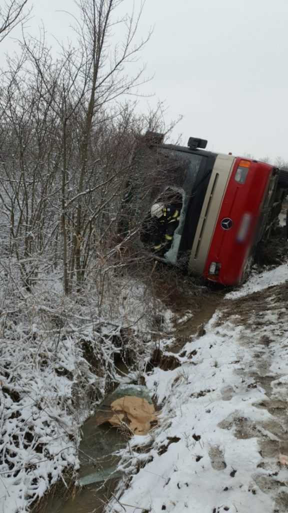 Caraș-Severin: Un autobuz s-a răsturnat în șanț. Trei persoane, rănite