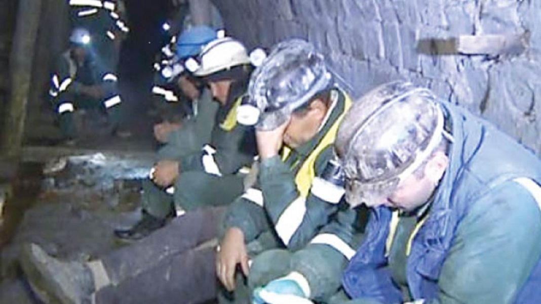 Peste 100 de mineri refuză să iasă din subteran, din cauza întârzierilor salariale