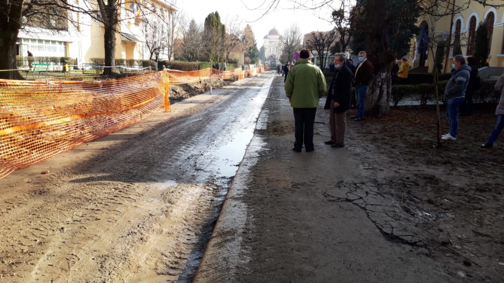 Mocirlă pe toată strada pentru elevii de la Școala „Alexandru Ștefulescu”