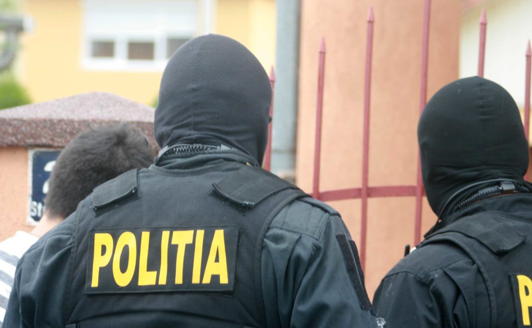 Percheziţie domiciliară efectuată de poliţiştii crioveni la domiciliul unui bărbat bănuit de comiterea infracţiunii de hărţuire