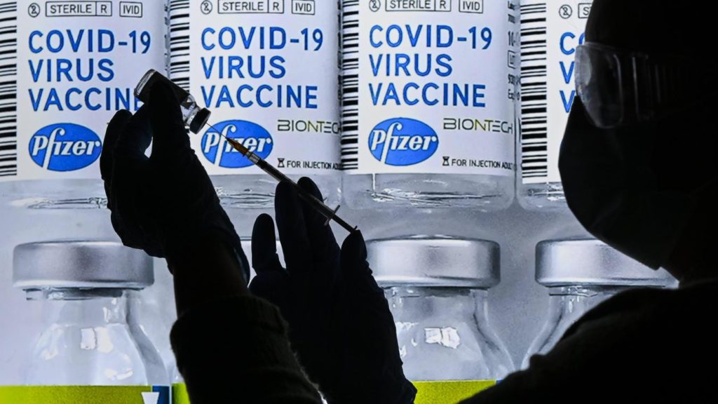 Vaccinul anti-COVID produs de Pfizer, eficient în reducerea transmiterii virusului