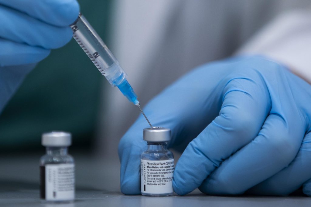 Se reia programarea pentru vaccinarea cu serul Pfizer