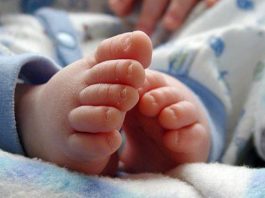 S-a născut primul copil din Europa purtat în pântece de două femei