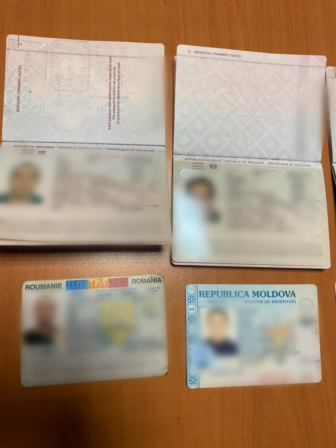 Rețeaua criminală le-a dat migranților cărți de identitate și permise de conducere românești contrafăcute, păstrând în același timp pașapoartele reale drept garanție