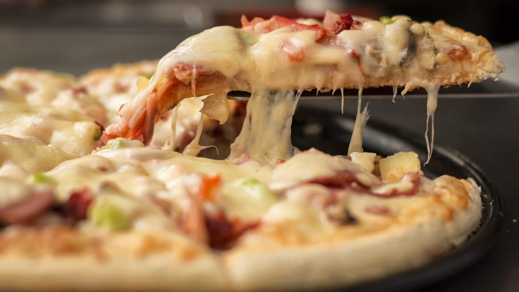 Riscă 7 ani de închisoare după ce a mâncat pizza gratis, timp de câteva luni